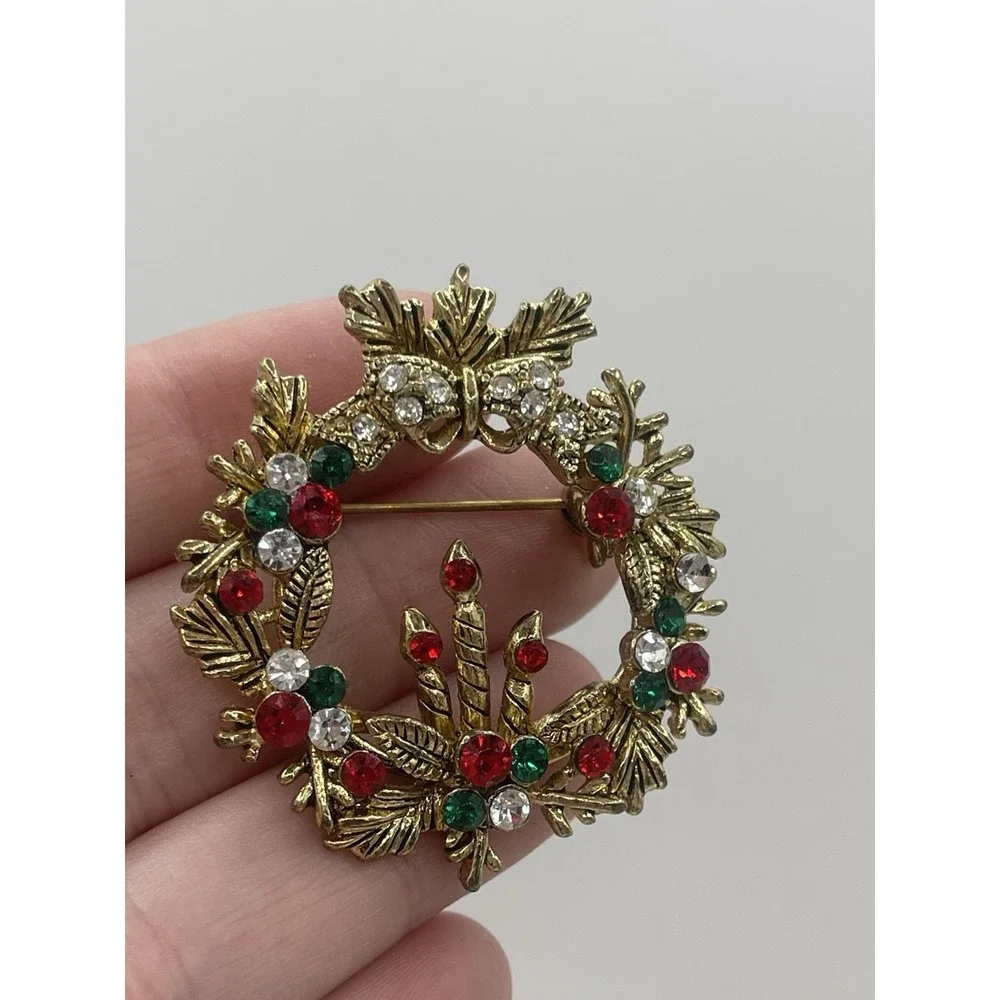Christmas‎ Wreath White Candle Gold Tone Red & Green Holly Brooch